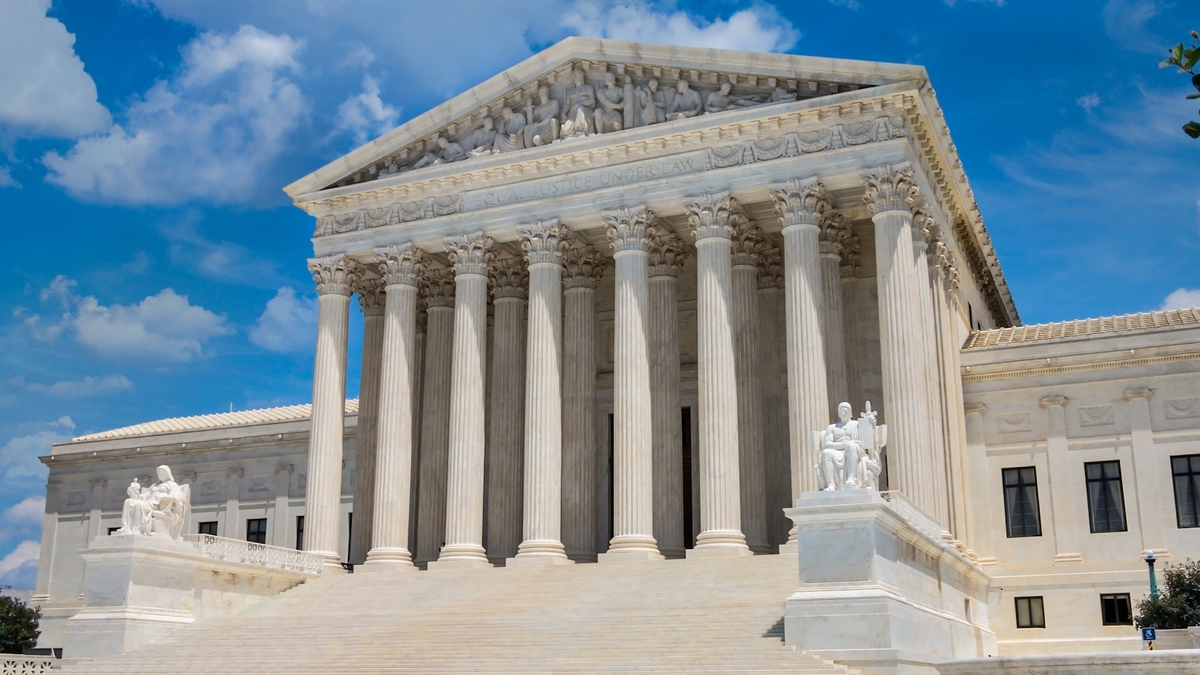 出生地主義を巡る米最高裁判断とトランプ周辺の政治対応を象徴する写真