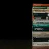 木の机に積まれた哲学書