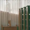 静かな図書館の机に並ぶ本