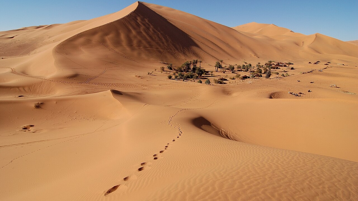 モロッコの Erg Chebbi に広がる砂丘と小さな集落