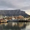 ロベン島とケープタウンを背景にした南アフリカの民主化を象徴する風景